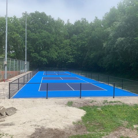 Tennisbaan met gaashekwerk